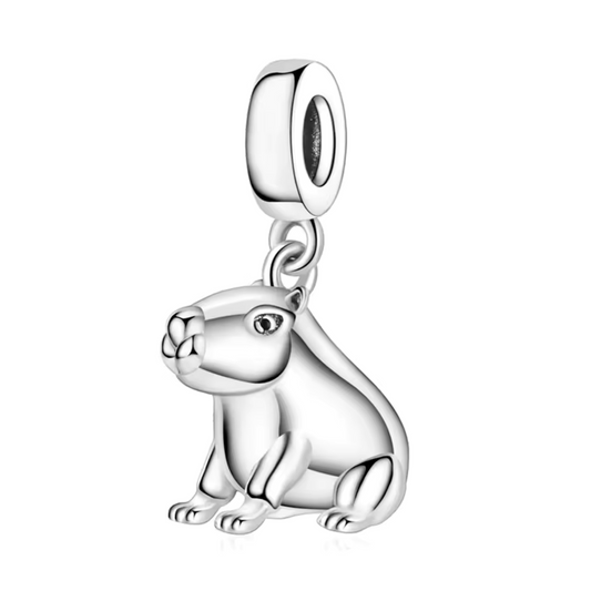 Craquez pour ce charm pendentif en argent 925 représentant un capybara, l’animal zen et attachant par excellence. Avec son design minimaliste et ses détails adorables, cette pièce unique apportera une touche de calme et d’originalité à votre bracelet ou collier. Un bijou parfait pour les amoureux des animaux et des designs mignons.
