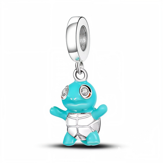Apportez une vague de fraîcheur à votre collection de bijoux avec ce charm pendentif en argent 925 représentant Carapuce, le petit Pokémon aquatique plein d’énergie. Symbole de protection et de bonne humeur, ce bijou au design détaillé ravira les fans et celles et ceux qui aiment les pièces originales et attachantes.