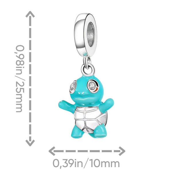 Apportez une vague de fraîcheur à votre collection de bijoux avec ce charm pendentif en argent 925 représentant Carapuce, le petit Pokémon aquatique plein d’énergie. Symbole de protection et de bonne humeur, ce bijou au design détaillé ravira les fans et celles et ceux qui aiment les pièces originales et attachantes.