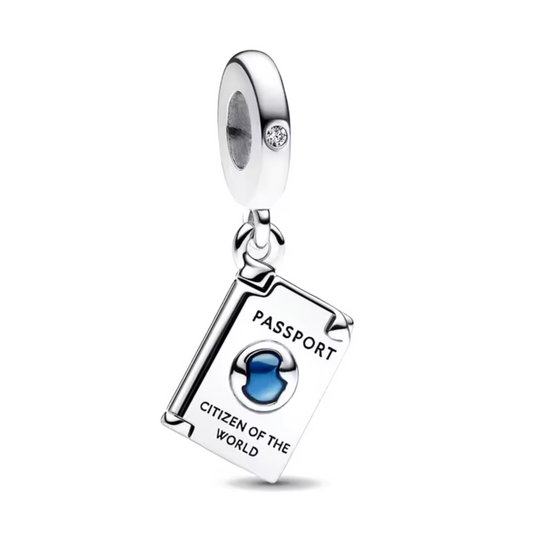Apportez une touche d’aventure et d’inspiration à votre bracelet avec ce charm en argent 925 représentant un carnet portant l’inscription "Citizen of the World". Symbole de voyage, de curiosité et d’ouverture sur le monde, ce bijou délicatement conçu est parfait pour les âmes nomades et les passionnés d’exploration.

Son design raffiné, sublimé par des détails minutieux et une finition élégante, ajoutera une note pleine de caractère et de liberté à votre collection.