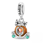 Ce charm pendentif en argent s’inspire des contes de fées avec un carrosse en forme de citrouille orange, finement ajouré, dont le centre est orné d’un cœur facetté couleur ambre. Les roues sont soulignées de cristaux verts étincelants et la bélière gravée du mot “HAPPY” apporte une note joyeuse, parfaite pour symboliser les rêves, les bals et les fins heureuses.