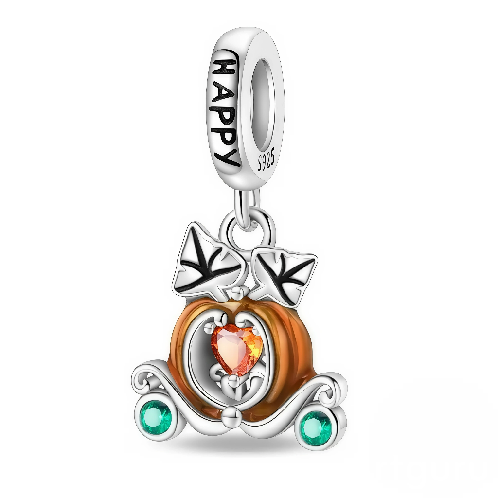 Ce charm pendentif en argent s’inspire des contes de fées avec un carrosse en forme de citrouille orange, finement ajouré, dont le centre est orné d’un cœur facetté couleur ambre. Les roues sont soulignées de cristaux verts étincelants et la bélière gravée du mot “HAPPY” apporte une note joyeuse, parfaite pour symboliser les rêves, les bals et les fins heureuses.