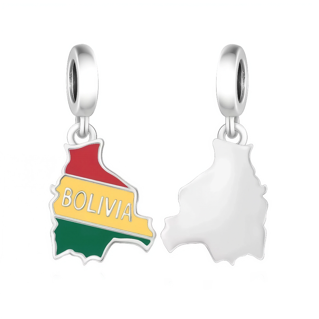 Découvrez la beauté andine avec ce charm&nbsp;carte&nbsp;de la Bolivie en argent sterling 925, paré d’un émail multicolore aux couleurs du drapeau rouge-jaune-vert et de l’inscription BOLIVIA en lettres élégantes. La silhouette montagneuse précise de l’Altiplano, avec sa bélière ronde lisse, se clipse facilement sur les bracelets Pandora pour un bijou voyage authentique. Poinçonné S925, sans nickel et robuste, ce charm capture l’essence du Salar d’Uyuni et du folklore. Parfait pour les aventuriers, les expa