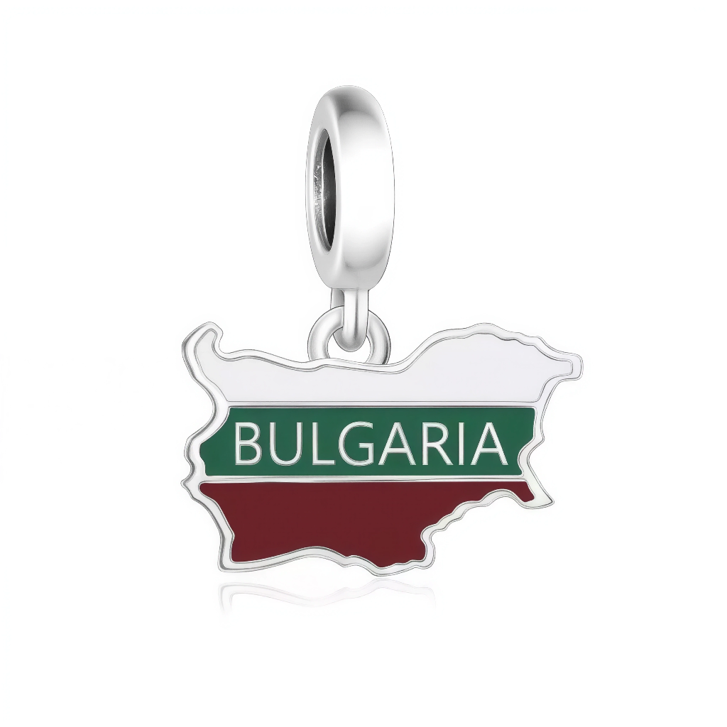 Affichez votre amour pour la Bulgarie avec ce charm&nbsp;carte&nbsp;du pays en argent sterling 925, rehaussé d’un émail lisse aux couleurs du drapeau et de l’inscription BULGARIA en lettres fines. La silhouette précise de la carte, bordée d’un contour métallique poli, se balance sous une bélière ronde lisse compatible bracelets type Pandora pour un rendu élégant et moderne. Idéal pour compléter un bracelet souvenir de voyage ou représenter vos origines, ce charm est poinçonné S925, sans nickel et pensé pour