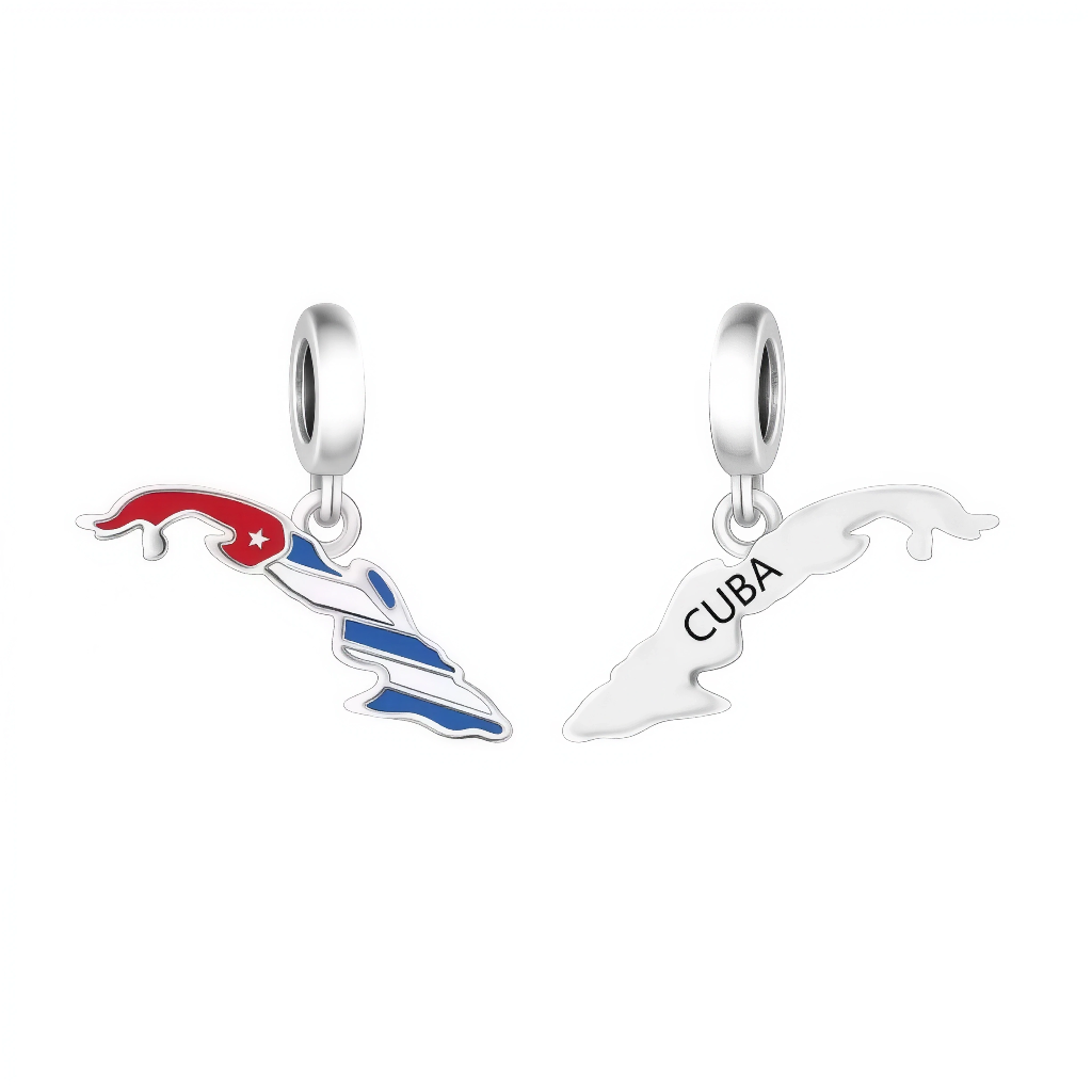 Évoquez les plages ensoleillées et la musique salsa avec ce charm carte de Cuba en argent sterling 925, orné d’un émail vibrant aux couleurs du drapeau bleu-blanc-rouge et de l’inscription CUBA élégamment gravée. La forme fidèle de l’île, avec son contour précis et dynamique, pivote sur une bélière ronde lisse parfaitement compatible avec les bracelets Pandora pour un look exotique et stylé. Poinçonné S925, sans nickel et résistant, ce charm est l’accessoire idéal pour vos souvenirs de voyage ou pour célébr