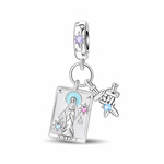 Ce charm double pendant en argent 925 représente la carte de tarot « Justice », illustrée par une femme drapée tenant la balance, entourée d’étoiles incrustées de cristaux rose et bleu sur un fond nacré. À côté, une petite épée stylisée ornée d’une pierre bleue pend librement, tandis que la bélière est gravée d’étoiles et sertie d’un zircon mauve pour rappeler l’univers mystique du tarot.

Caractéristiques :

-Matière : Argent 925 avec nacre synthétique et zirconias mauve, rose et bleu.
-Design : Carte de t