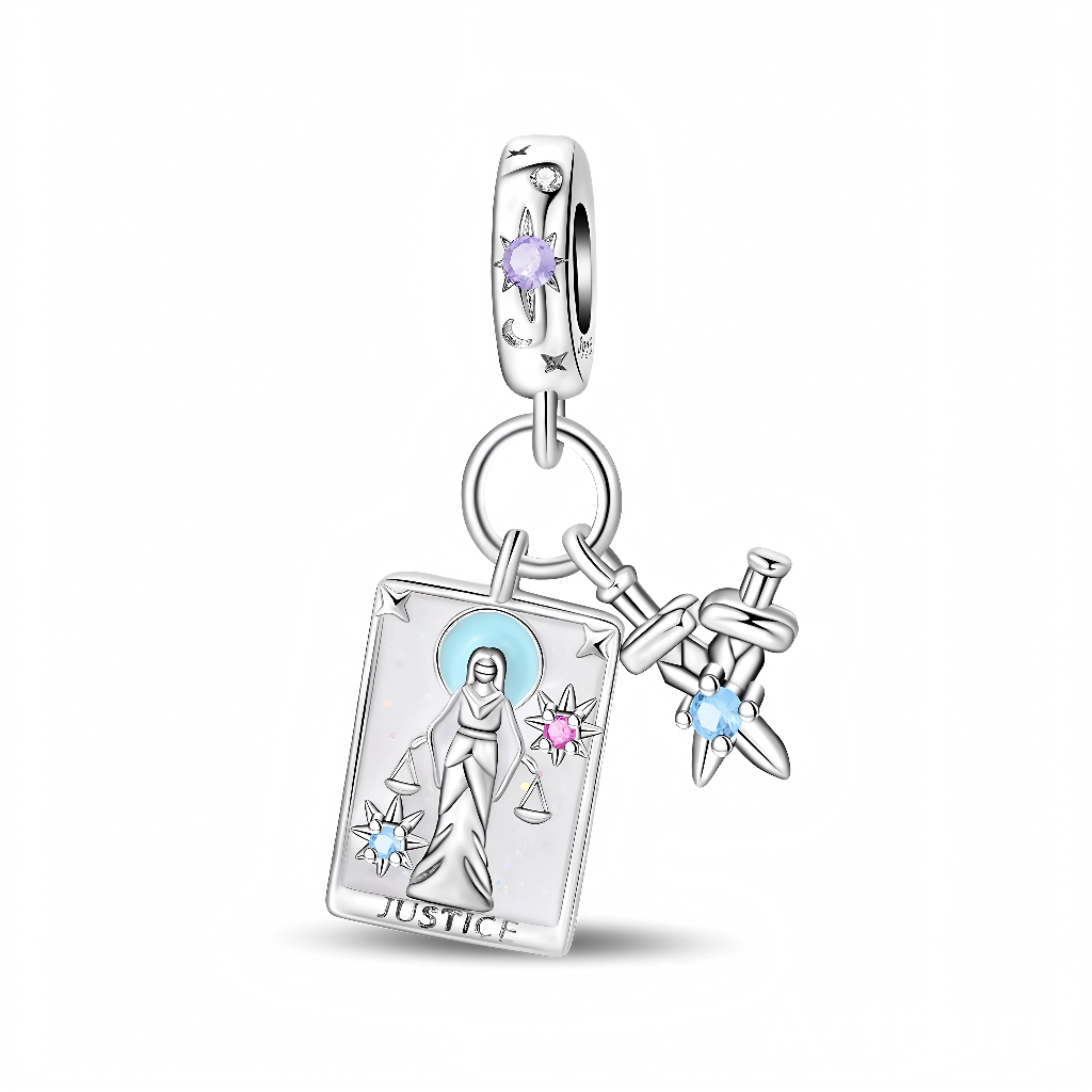 Ce charm double pendant en argent 925 représente la carte de tarot « Justice », illustrée par une femme drapée tenant la balance, entourée d’étoiles incrustées de cristaux rose et bleu sur un fond nacré. À côté, une petite épée stylisée ornée d’une pierre bleue pend librement, tandis que la bélière est gravée d’étoiles et sertie d’un zircon mauve pour rappeler l’univers mystique du tarot.

Caractéristiques :

-Matière : Argent 925 avec nacre synthétique et zirconias mauve, rose et bleu.
-Design : Carte de t