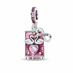 Ce charm pendentif en argent reprend l’esthétique des cartes de tarot avec un fond rose nacré où deux cygnes blancs forment un cœur, surmontant un grand cristal en forme de cœur rose au centre. Un symbole infini gravé “FOREVER” pend sur le côté, tandis que la bélière décorée d’un cœur rose renforce le message d’amour éternel, et l’inscription “THE LOVERS” figure au bas de la carte.