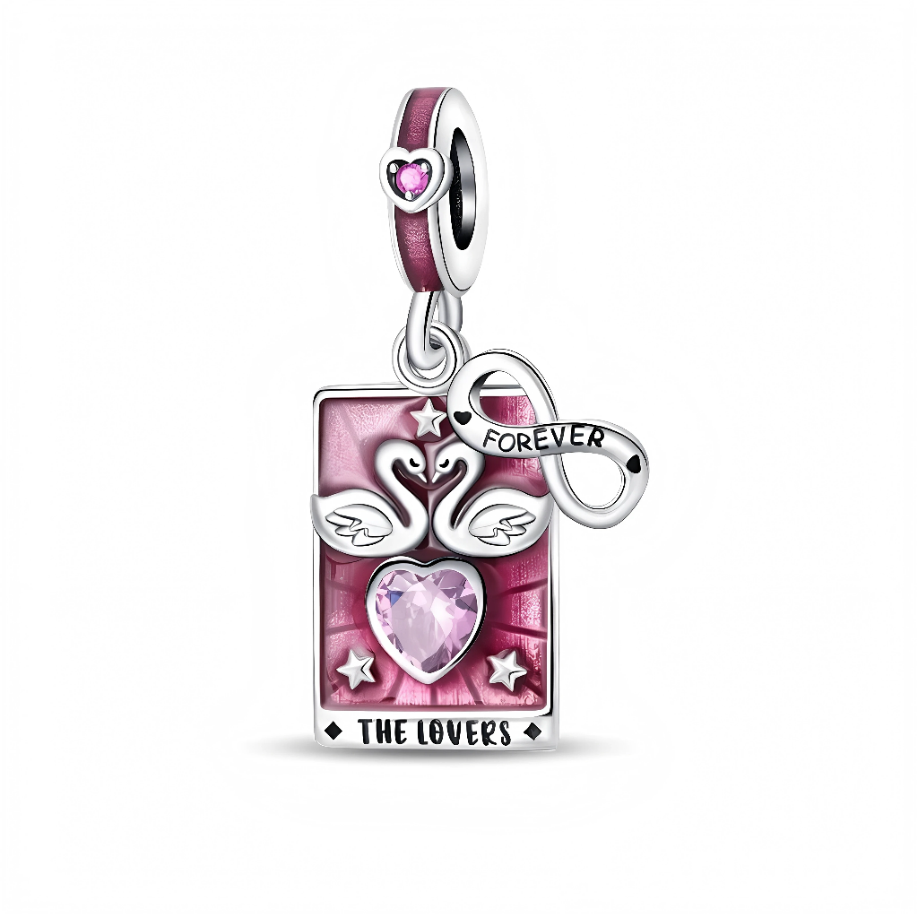 Ce charm pendentif en argent reprend l’esthétique des cartes de tarot avec un fond rose nacré où deux cygnes blancs forment un cœur, surmontant un grand cristal en forme de cœur rose au centre. Un symbole infini gravé “FOREVER” pend sur le côté, tandis que la bélière décorée d’un cœur rose renforce le message d’amour éternel, et l’inscription “THE LOVERS” figure au bas de la carte.