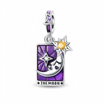 Ce charm pendentif en argent s’inspire des cartes de tarot avec un rectangle violet profond façon vitrail, décoré d’un croissant de lune au visage féminin, d’une étoile scintillante et d’un grand soleil serti d’un cristal jaune. La bélière, ornée d’un petit croissant de lune et de pierres violettes, renforce l’aura mystique de ce bijou où l’inscription “THE MOON” figure au bas de la carte.