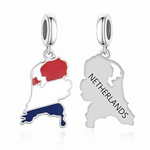 Ce charm pendentif en argent met à l’honneur les Pays-Bas avec un pendentif en forme de carte du pays, joliment colorée aux teintes du drapeau néerlandais : rouge, blanc et bleu. Le verso est lisse et gravé du mot “Netherlands”, ce qui en fait un bijou parfait pour symboliser un voyage, un souvenir d’expatriation ou un attachement particulier à ce pays.