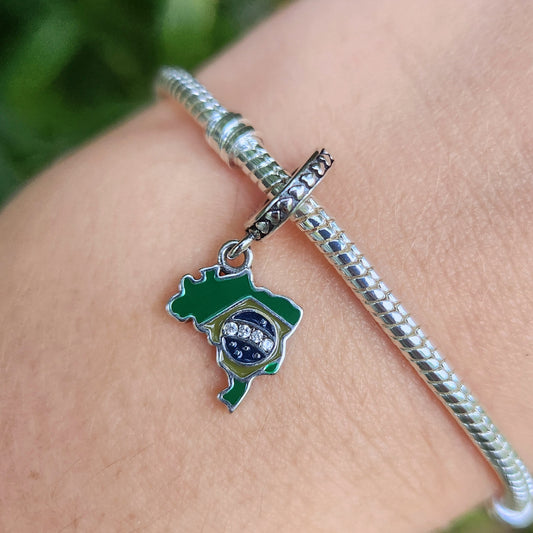 Emportez un morceau du Brésil avec vous grâce à ce Charm - Carte du Brésil, en argent sterling S925. Ce charm finement travaillé représente la forme emblématique du Brésil, capturant l'esprit vibrant et culturel de ce pays magnifique. Idéal pour les amoureux du Brésil ou ceux qui veulent garder un souvenir de leurs aventures, ce charm est un symbole parfait de voyages et de découvertes.