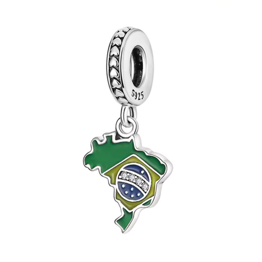 Emportez un morceau du Brésil avec vous grâce à ce Charm - Carte du Brésil, en argent sterling S925. Ce charm finement travaillé représente la forme emblématique du Brésil, capturant l'esprit vibrant et culturel de ce pays magnifique. Idéal pour les amoureux du Brésil ou ceux qui veulent garder un souvenir de leurs aventures, ce charm est un symbole parfait de voyages et de découvertes.