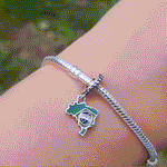 Emportez un morceau du Brésil avec vous grâce à ce Charm - Carte du Brésil, en argent sterling S925. Ce charm finement travaillé représente la forme emblématique du Brésil, capturant l'esprit vibrant et culturel de ce pays magnifique. Idéal pour les amoureux du Brésil ou ceux qui veulent garder un souvenir de leurs aventures, ce charm est un symbole parfait de voyages et de découvertes.