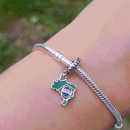 Emportez un morceau du Brésil avec vous grâce à ce Charm - Carte du Brésil, en argent sterling S925. Ce charm finement travaillé représente la forme emblématique du Brésil, capturant l'esprit vibrant et culturel de ce pays magnifique. Idéal pour les amoureux du Brésil ou ceux qui veulent garder un souvenir de leurs aventures, ce charm est un symbole parfait de voyages et de découvertes.
