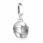 Embarquez dans l’univers de la course avec ce charm pendentif en argent 925 représentant un casque de pilote de Formule 1. Avec ses lignes fluides et ses détails minutieux, ce bijou capture l’essence même de la vitesse et de la compétition. Une pièce audacieuse et élégante, parfaite pour les passionnés de sport automobile et de sensations fortes.
