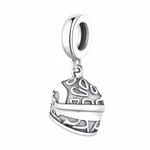 Prenez place au volant avec ce charm pendentif en argent 925 représentant un casque de pilote de course finement détaillé. Avec ses lignes épurées et son design réaliste, ce bijou symbolise la passion de la vitesse, la protection et le courage nécessaires sur la piste. Parfait pour les amateurs de sports mécaniques et les fans de course automobile, ce charm apporte une touche audacieuse et technique à votre bracelet.