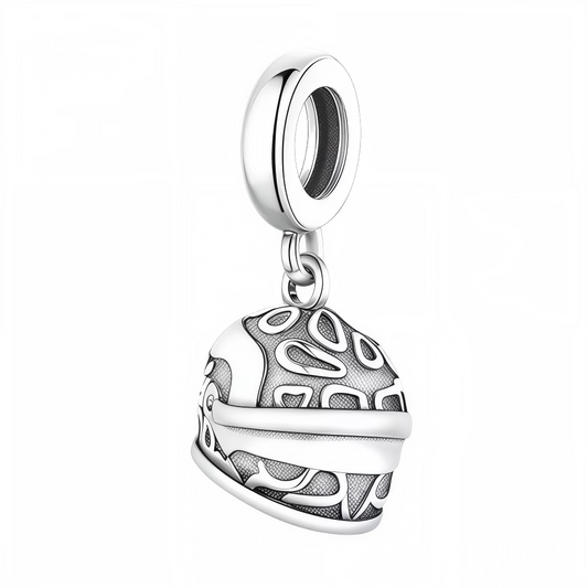 Prenez place au volant avec ce charm pendentif en argent 925 représentant un casque de pilote de course finement détaillé. Avec ses lignes épurées et son design réaliste, ce bijou symbolise la passion de la vitesse, la protection et le courage nécessaires sur la piste. Parfait pour les amateurs de sports mécaniques et les fans de course automobile, ce charm apporte une touche audacieuse et technique à votre bracelet.