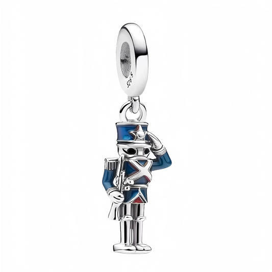 Faites entrer la magie des fêtes dans votre collection avec ce charm pendentif en argent 925 représentant un Casse-Noisette traditionnel, debout avec son uniforme bleu richement détaillé. Ce bijou raffiné évoque les contes d’hiver et l’univers enchanteur des ballets de fin d’année. Parfait pour ajouter une note élégante, féerique et intemporelle à vos bracelets ou colliers.