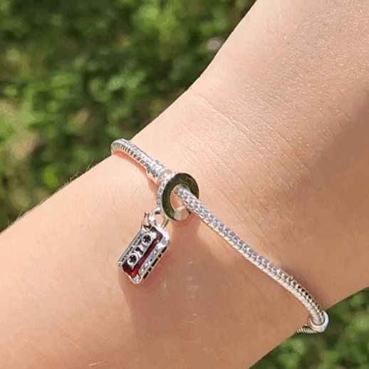 Ajoutez une touche rétro et intergalactique à votre collection avec ce charm représentant la cassette emblématique des Gardiens de la Galaxie. Fabriqué en argent sterling 925, ce charm de haute qualité est compatible avec tous les bracelets Pandora, garantissant une intégration parfaite à votre bijou préféré. Parfait pour les fans des Gardiens de la Galaxie, ce charm capture l'esprit vintage et audacieux de la cassette, apportant une note de nostalgie et de style à votre bracelet.