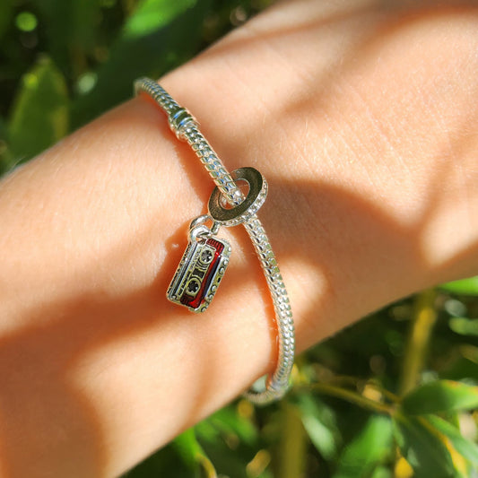 Ajoutez une touche rétro et intergalactique à votre collection avec ce charm représentant la cassette emblématique des Gardiens de la Galaxie. Fabriqué en argent sterling 925, ce charm de haute qualité est compatible avec tous les bracelets Pandora, garantissant une intégration parfaite à votre bijou préféré. Parfait pour les fans des Gardiens de la Galaxie, ce charm capture l'esprit vintage et audacieux de la cassette, apportant une note de nostalgie et de style à votre bracelet.