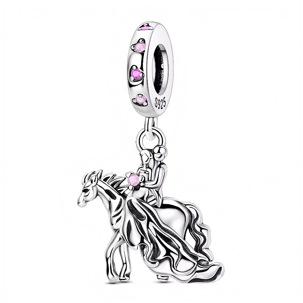 Ce charm élégant met en scène une cavalière assise sur un cheval au pas, sa longue robe fluide se déployant en cascade pour créer un effet de mouvement digne d’un conte de fées. La bélière S925 est sertie de petites pierres roses, dont plusieurs en forme de cœur, et une pierre rose illumine également la taille de la cavalière, symbolisant la passion et le romantisme. Idéal pour les amoureuses d’équitation, de princesses modernes ou de mariages féeriques.