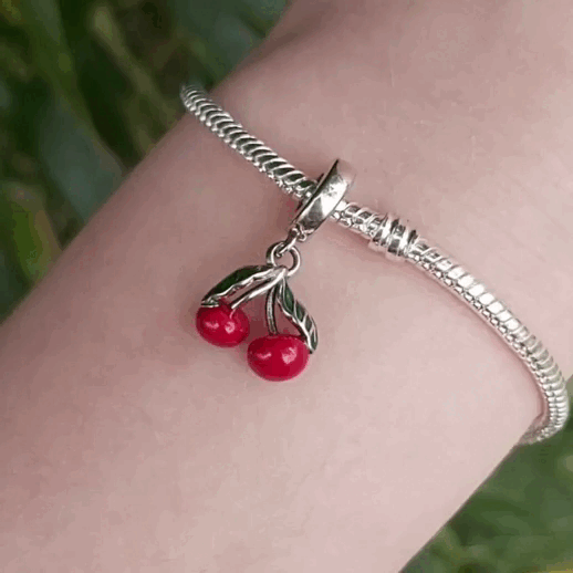 Ajoutez une touche fruitée à votre collection avec ce charm Cerises ! Fabriqué en argent S925, ce charm irrésistible représente deux cerises juteuses et brillantes, parfaites pour apporter une note de fraîcheur et de joie à votre bracelet. Que vous soyez un amoureux des fruits ou simplement à la recherche d'une pièce originale, ce charm est idéal. Compatible avec les bracelets Pandora, il apportera une touche ludique et colorée à votre style.