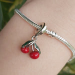 Ajoutez une touche fruitée à votre collection avec ce charm Cerises ! Fabriqué en argent S925, ce charm irrésistible représente deux cerises juteuses et brillantes, parfaites pour apporter une note de fraîcheur et de joie à votre bracelet. Que vous soyez un amoureux des fruits ou simplement à la recherche d'une pièce originale, ce charm est idéal. Compatible avec les bracelets Pandora, il apportera une touche ludique et colorée à votre style.
