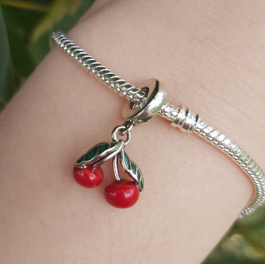 Ajoutez une touche fruitée à votre collection avec ce charm Cerises ! Fabriqué en argent S925, ce charm irrésistible représente deux cerises juteuses et brillantes, parfaites pour apporter une note de fraîcheur et de joie à votre bracelet. Que vous soyez un amoureux des fruits ou simplement à la recherche d'une pièce originale, ce charm est idéal. Compatible avec les bracelets Pandora, il apportera une touche ludique et colorée à votre style.
