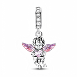 La bélière lisse est décorée d’un petit cristal rose en forme de cœur, qui donne une touche tendre et enfantine. Trois petits pendentifs sont suspendus à un anneau : une dent blanche aux joues roses et yeux malicieux, une brosse à dents rose et argent, et un tube de dentifrice rose orné de fraises, comme un parfum gourmand préféré des enfants. L’ensemble évoque la visite de la fée des dents et rend la santé dentaire amusante.