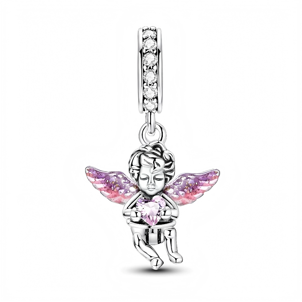 La bélière lisse est décorée d’un petit cristal rose en forme de cœur, qui donne une touche tendre et enfantine. Trois petits pendentifs sont suspendus à un anneau : une dent blanche aux joues roses et yeux malicieux, une brosse à dents rose et argent, et un tube de dentifrice rose orné de fraises, comme un parfum gourmand préféré des enfants. L’ensemble évoque la visite de la fée des dents et rend la santé dentaire amusante.