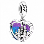 Ce charm féerique magique encadre un château gothique élancé aux tours pointues dans un cœur ovale aux reflets galaxie violet-bleu iridescents, bordé de blanc nacré et surmonté d'un cristal scintillant. Le cadre ajouré en forme de cœur et ruban stylisé ajoutent romantisme au pendentif suspendu. Symbole de rêves enchantés et horizons stellaires, il illumine les bracelets d'une magie cosmique envoûtante.

Caractéristiques

Matière : Argent 925 avec émail violet bleu galactique et cristal blanc.
Design : Châte