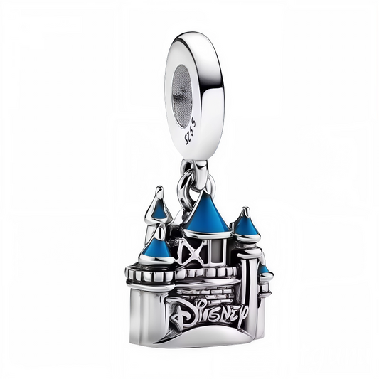 Ajoutez une touche de magie féerique à votre collection avec ce charm pendentif en argent 925 représentant le célèbre château de Disney. Finement sculpté et orné de détails bleus délicats, ce bijou emblématique est sublimé par l’inscription "Disney" sur la base, rappelant les plus beaux contes de fées. Une pièce incontournable pour tous les amoureux de l’univers Disney.