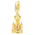 Ce charm royal éclatant érige un château miniature doré aux tours pointues jumelles, socle rose pastel festonné orné de cristaux multicolores étincelants et cœur rose central. Un grand nœud doré surplombe harmonieusement l'ensemble princier du pendentif suspendu. Symbole de contes enchantés et splendeurs impériales, il couronne les bracelets d'une aura de féerie luxueuse.

Caractéristiques

Matière : Argent avec émail rose et cristaux roses jaunes.
Design : Château tours nœud doré, socle festonné cœurs cris