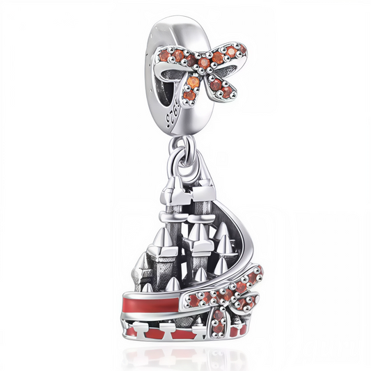 Apportez une touche de romantisme et de féérie à votre collection avec ce charm en Argent 925 représentant un château délicatement entouré d’un ruban rouge. Un bijou raffiné et élégant parfait pour sublimer vos bracelets ou colliers avec charme et magie.

Caractéristiques
– Matière : Argent 925
– Design : Château entouré d’un ruban rouge finement détaillé
– Coloris : Argenté brillant avec ruban rouge éclatant
– Style : Romantique, féérique et élégant
