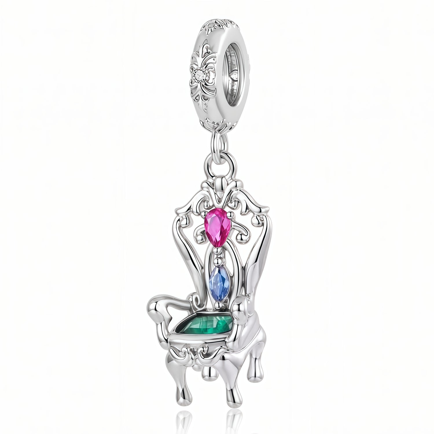 Apporte une touche originale et féerique à ton bracelet avec ce charm pendentif chaise du Chapelier fou. Son design en argent 925 s’inspire de l’univers d’Alice au pays des merveilles et évoque le célèbre goûter du Chapelier fou, entre fantaisie, poésie et décalage. Un bijou raffiné et plein de caractère, parfait pour les amoureux des contes et des pièces insolites.

Caractéristiques :

- Matière : Argent 925.
- Design : Chaise du Chapelier fou en pendentif avec finitions soignées.
- Dimensions : Taille dél