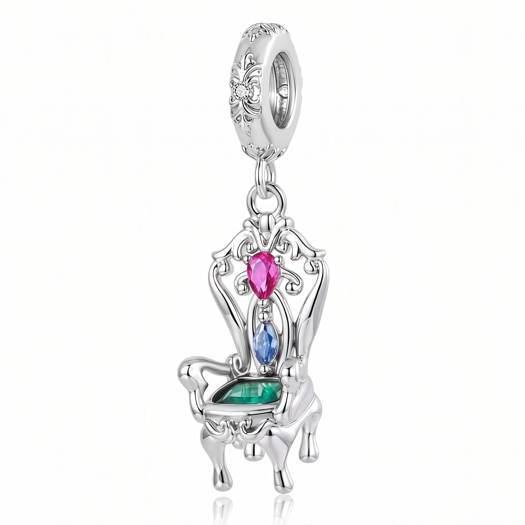 Apporte une touche originale et féerique à ton bracelet avec ce charm pendentif chaise du Chapelier fou. Son design en argent 925 s’inspire de l’univers d’Alice au pays des merveilles et évoque le célèbre goûter du Chapelier fou, entre fantaisie, poésie et décalage. Un bijou raffiné et plein de caractère, parfait pour les amoureux des contes et des pièces insolites.

Caractéristiques :

- Matière : Argent 925.
- Design : Chaise du Chapelier fou en pendentif avec finitions soignées.
- Dimensions : Taille dél