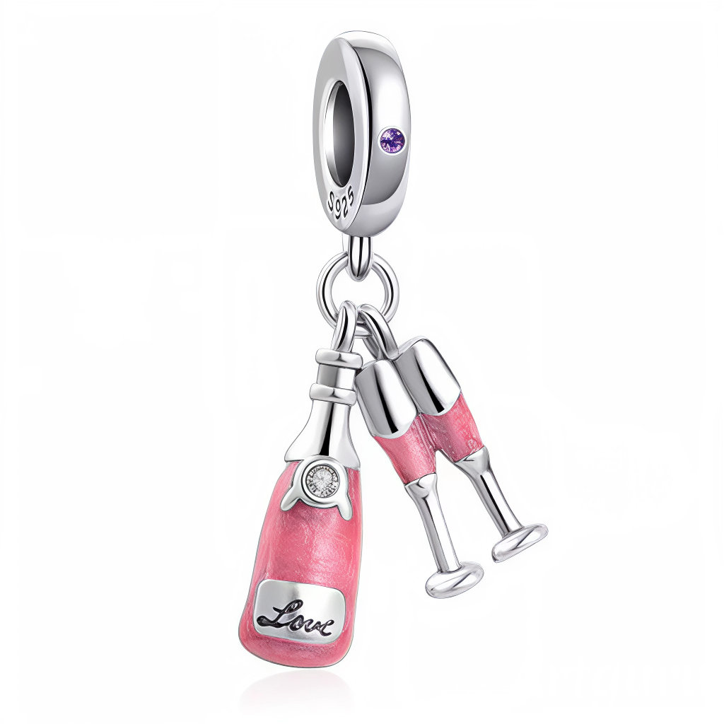 Fêtez chaque instant avec ce charm élégant et festif, réalisé en Argent 925 (S925) ! Il réunit une bouteille de champagne rose perlée gravée “Love” et deux flûtes assorties, le tout suspendu à une bélière ornée d’un cristal violet. Un bijou raffiné et coloré, idéal pour célébrer l’amour, les rencontres et les souvenirs inoubliables sur votre bracelet à charms.