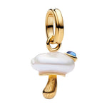 Charm pendentif délicat en forme de champignon, avec une finition dorée élégante et un petit détail bleu qui lui apporte une touche originale. Son design doux et poétique en fait un bijou plein de charme, parfait pour ajouter une note nature et féerique à votre bracelet.

Caractéristiques :

- Matière : Argent 925.
- Design : Champignon stylisé avec finition dorée et détail coloré.
- Style : Nature, doux et original.
- Symbolique : Chance, imagination, renouveau et univers féerique.
- Compatibilité : Charm 