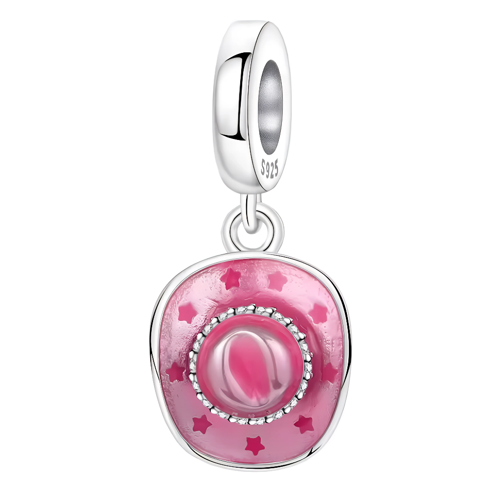Ce charm en argent 925 présente un chapeau de cowgirl rose glossy en forme carrée bombée, décoré d’étoiles pailletées roses tout autour, centrée d’une perle rose iridescente ronde sertie. Il évoque esprit cowgirl fun et glamour western, idéal pour un bracelet audacieux ou thème far-west féminin.

Caractéristiques :

Matière : Argent 925, émail rose pailleté, perle rose synthétique
Design : Chapeau cowgirl étoilé avec perle centrale, bélière ronde
Style : Western girly pétillant, pour fans de country ou mode