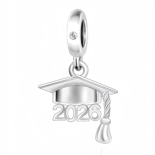 Célébrez une réussite inoubliable avec ce charm pendentif en argent 925 représentant un chapeau de diplômé finement gravé de l'inscription 2026. Symbole d'accomplissement et de nouveaux départs, ce bijou élégant est un hommage parfait à des années de persévérance. Raffiné et porteur de sens, il s’accorde harmonieusement avec vos bracelets et colliers pour marquer cette étape mémorable avec fierté et style.