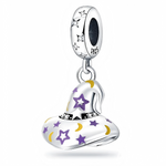Ce charm pendentif en argent représente un grand chapeau de sorcier souple, décoré d’étoiles violettes et de croissants de lune jaunes pour une ambiance magique et ludique. Une fine rangée de petits cristaux clairs souligne le bord du chapeau, tandis que la bélière est elle-même gravée d’étoiles serties de pierres scintillantes.