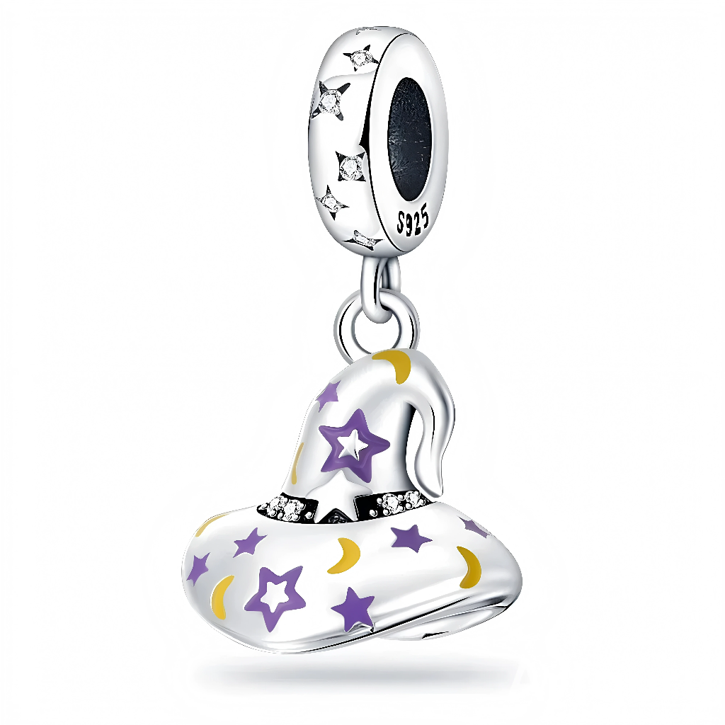 Ce charm pendentif en argent représente un grand chapeau de sorcier souple, décoré d’étoiles violettes et de croissants de lune jaunes pour une ambiance magique et ludique. Une fine rangée de petits cristaux clairs souligne le bord du chapeau, tandis que la bélière est elle-même gravée d’étoiles serties de pierres scintillantes.