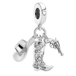 Apporte une touche western et originale à ton bracelet avec ce charm pendentif chapeau et bottes cowboy. Inspiré de l’univers country, ce bijou met en valeur un chapeau de cowboy et une paire de bottes avec des détails soignés et un style plein de caractère. Un charm fun et tendance, parfait pour celles et ceux qui aiment l’esprit western et les bijoux symboliques.

Caractéristiques :

- Matière : Argent 925 avec détails en émail coloré.
- Design : Chapeau de cowboy et bottes en version pendentif.
- Dimensi
