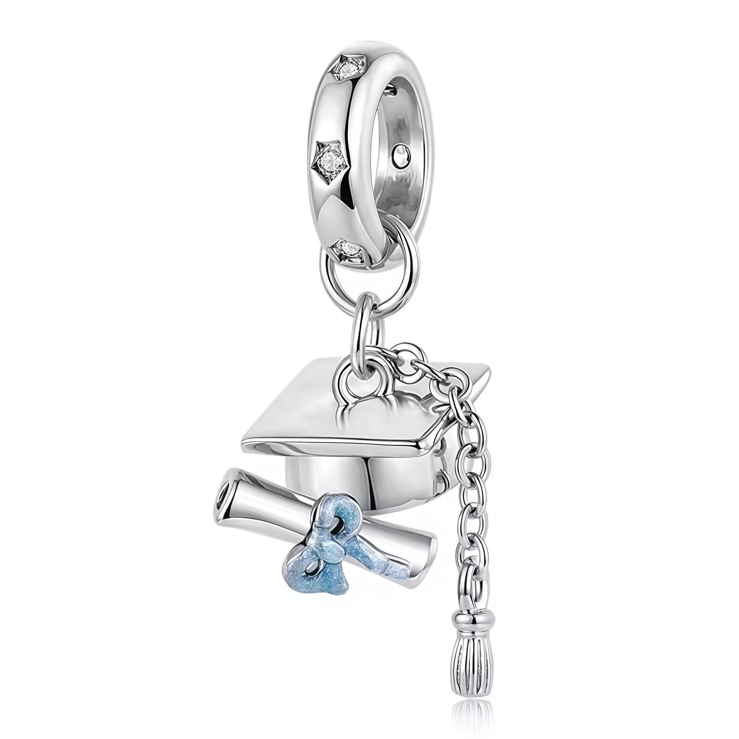 Apporte une touche symbolique et élégante à ton bracelet avec ce charm pendentif en forme de chapeau de diplôme accompagné de son parchemin. Son design en argent 925, avec des détails soignés et une allure sobre, évoque parfaitement la réussite, la fierté et la célébration d’un grand accomplissement. Un bijou idéal pour marquer une graduation avec style.

Caractéristiques :

- Matière : Argent 925.
- Design : Chapeau de diplôme et diplôme en charm pendentif avec finition soignée.
- Dimensions : Taille délic