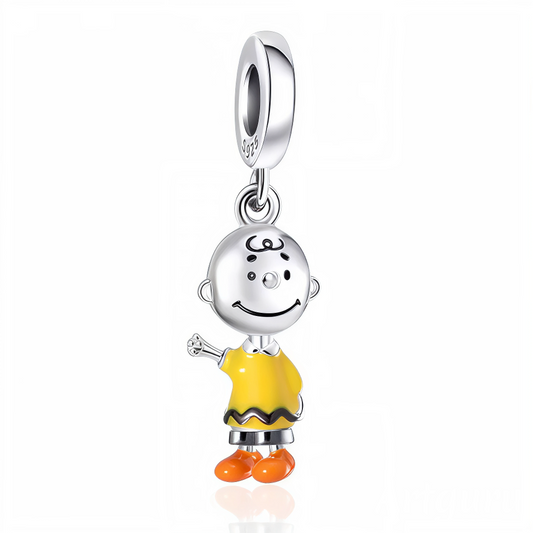 Avec sa mèche rebelle, son éternel tee-shirt jaune et son air attachant, Charlie Brown prend vie dans ce charm pendentif en argent 925. Emblème de sensibilité, de persévérance et d’humanité, il complète à merveille toute collection Peanuts avec une touche sincère et nostalgique. À porter fièrement seul ou avec ses amis Snoopy et Woodstock.