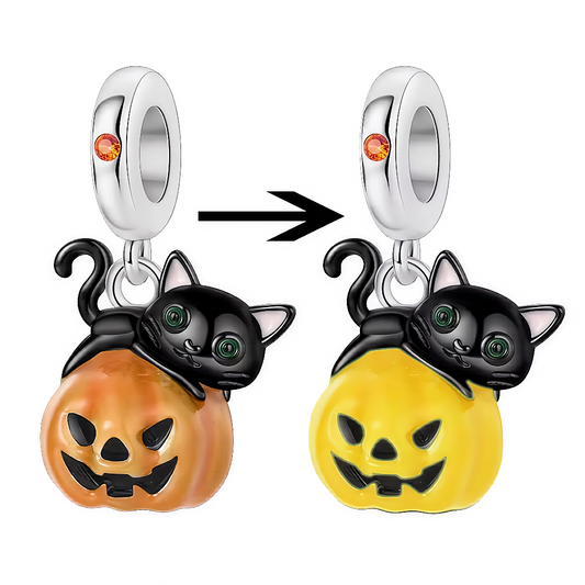Plongez dans l’ambiance d’Halloween avec ce charm unique représentant un chat noir malicieux allongé sur une citrouille Jack-o’-lantern ! Sa particularité ? La citrouille se pare d’une lueur jaune phosphorescente dans l’obscurité, créant un effet “glow in the dark” magique et surprenant. Réalisé en argent 925, ce bijou marie l’émail orange et noir à des yeux verts éclatants, parfait pour illuminer votre poignet lors des soirées automnales ou personnaliser une collection de charms à thème.