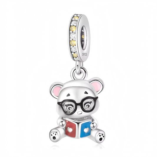 Laissez parler votre côté studieux et attendrissant avec ce charm pendentif en argent 925 représentant un petit chat assis, lunettes sur le nez, plongé dans la lecture d’un livre coloré. Un bijou craquant et plein de personnalité, parfait pour les amoureux de lecture, de chats, ou tout simplement des détails originaux. Un petit compagnon littéraire à porter fièrement sur vos bracelets ou colliers !