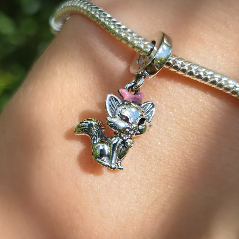 Ce charm pour bracelet en argent 925 représente un adorable chaton avec un grand ruban rose et un collier fin, yeux pétillants et queue bouclée pour une vibe féline mignonne et espiègle. La base ronde gravée « S925 » s'intègre parfaitement aux bracelets modulaires.

Caractéristiques :

Matière : Argent 925 (S925)
Design : Chaton détaillé avec nœud rose oversize, pose joueuse et accessoires subtils, monté sur support rond.
Style : Doux et ludique, idéal pour amoureux des chats, cadeaux tendres ou personnalis