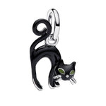 Charm pendentif élégant en forme de chat noir, avec une silhouette fine et un design minimaliste au style mystérieux. Sa finition brillante et ses yeux verts lui donnent une allure chic et un peu magique, parfaite pour un bracelet au caractère affirmé.

Caractéristiques :

- Matière : Argent 925.
- Design : Chat noir stylisé avec détails émaillés.
- Style : Mystérieux, élégant et moderne.µ
- Symbolique : Chance, intuition, indépendance et protection.
- Compatibilité : Charm pendentif compatible avec bracele
